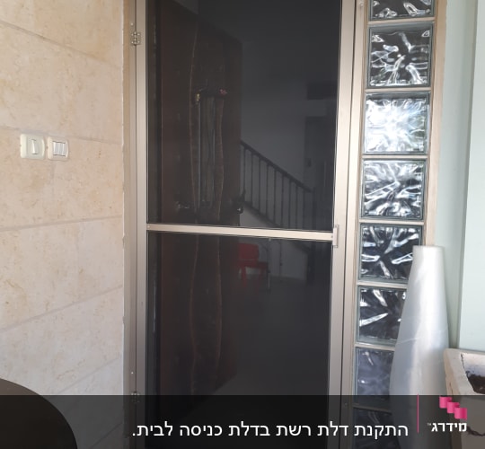 דלת אלומיניום עם מסגרת זכוכית בצד